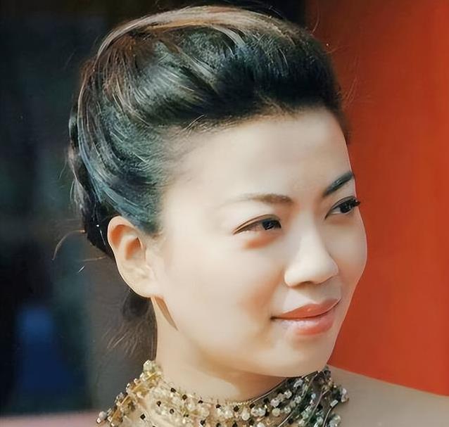 56岁民歌皇后张也终身不婚，她的情感世界究竟藏着什么秘密?