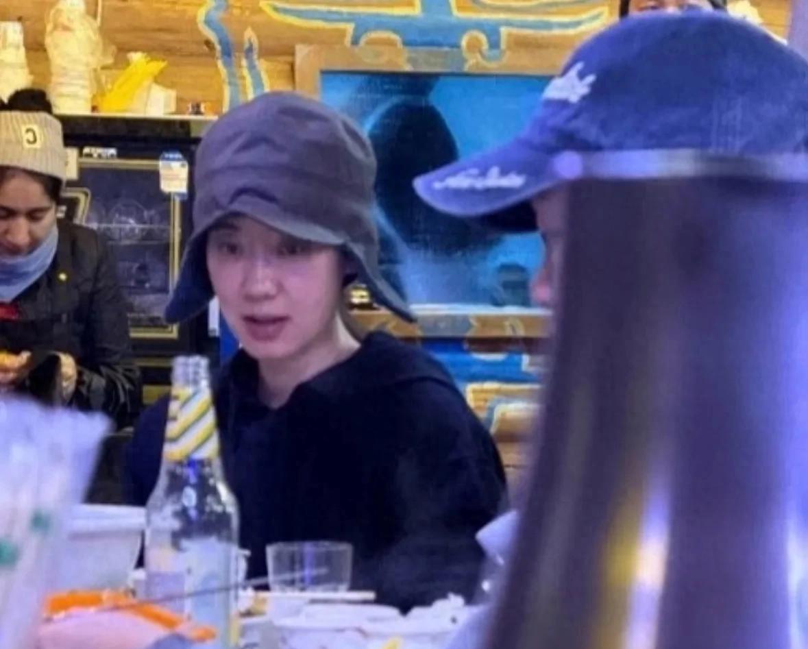 贾玲张小斐新疆约饭被拍，素颜出镜，身边竟摆20瓶啤酒