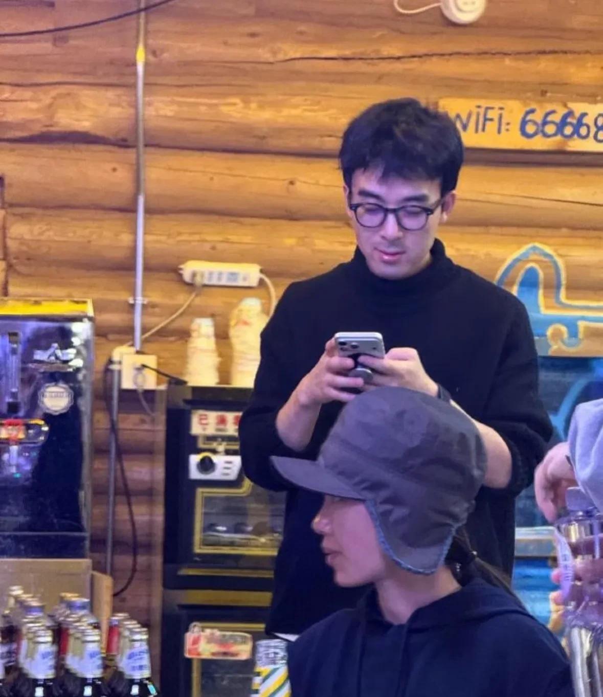 贾玲张小斐新疆约饭被拍，素颜出镜，身边竟摆20瓶啤酒