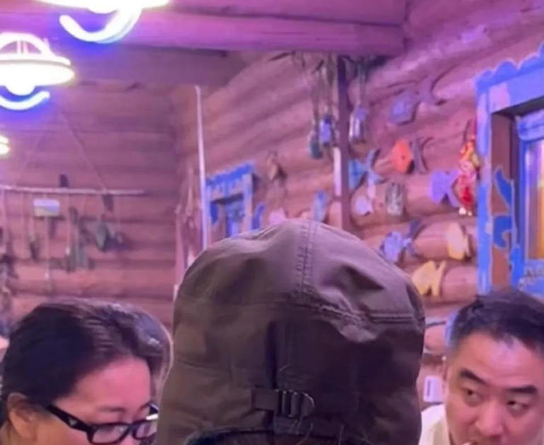 贾玲张小斐新疆约饭被拍，素颜出镜，身边竟摆20瓶啤酒