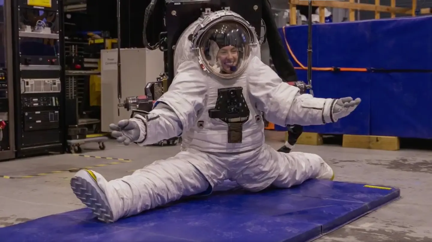 NASA展示下一代宇航服：为登月任务打造，能蹲能跪能劈叉