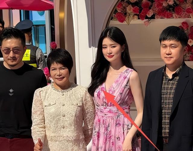 原来她是乔欣妈妈，二婚嫁上海豪门，难怪女儿不选杨洋转头嫁富豪