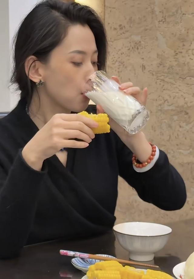 森林北周末独自带娃，9岁女儿自己铺床，儿子帮妈妈煮玉米很懂事