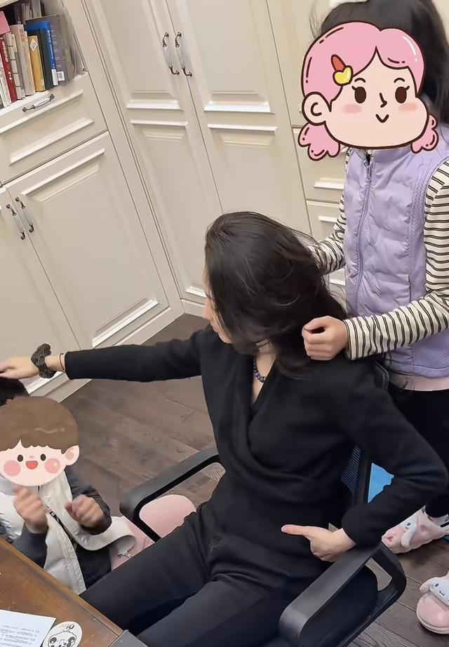 森林北周末独自带娃，9岁女儿自己铺床，儿子帮妈妈煮玉米很懂事