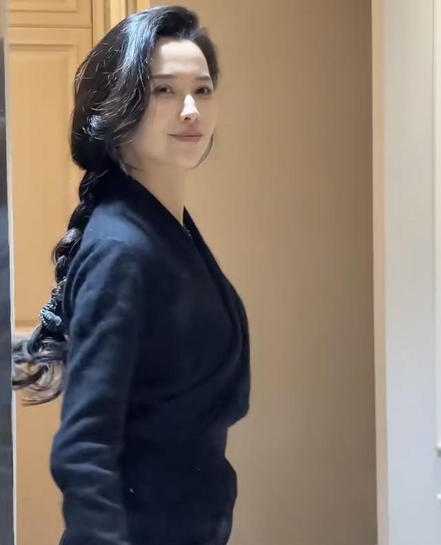 森林北周末独自带娃，9岁女儿自己铺床，儿子帮妈妈煮玉米很懂事