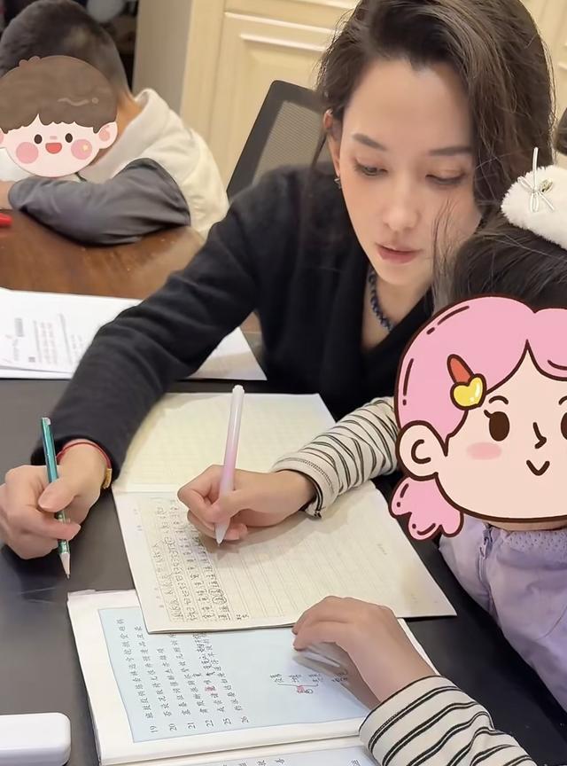 森林北周末独自带娃，9岁女儿自己铺床，儿子帮妈妈煮玉米很懂事