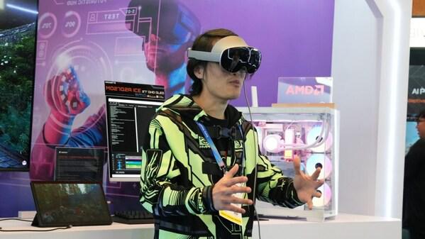VR电影制作人Hugh Hou在CES技嘉展区演示空间影像实时制作流程