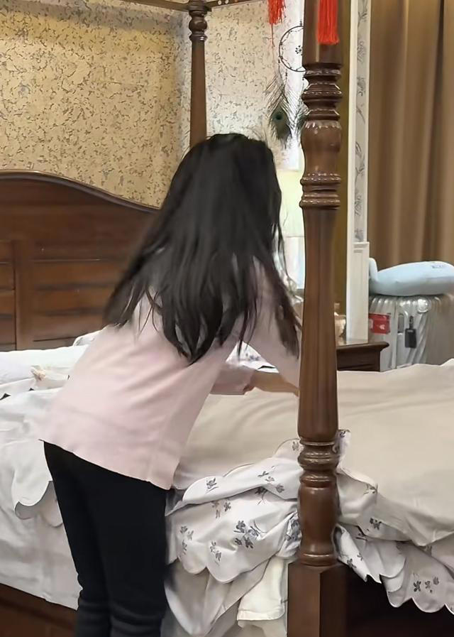 森林北周末独自带娃，9岁女儿自己铺床，儿子帮妈妈煮玉米很懂事