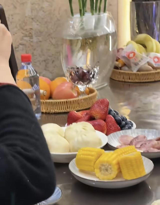 森林北周末独自带娃，9岁女儿自己铺床，儿子帮妈妈煮玉米很懂事