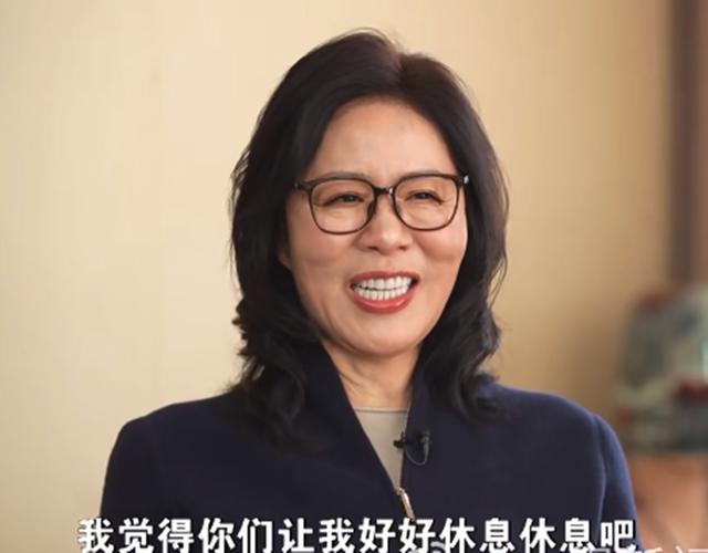 郎平和家人看比赛，退休后更显年轻，白浪反倒显老，母女似同龄人