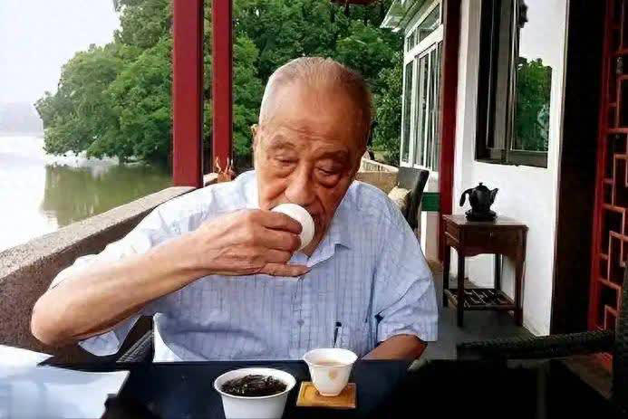 糖尿病与喝茶有关？医生苦劝血糖高的人谨慎喝这3种茶