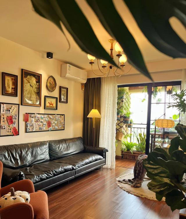 女主晒出治愈系小家，全屋布置得干净又有格调，越住越喜欢