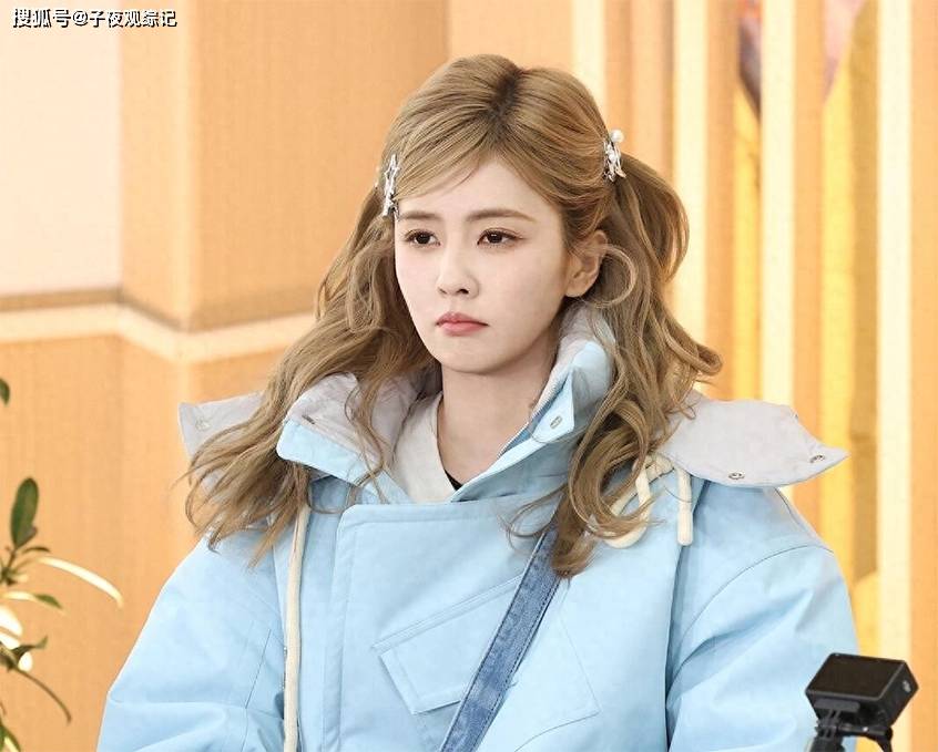 《奔跑吧》白鹿一哭封神，升旗时叫真性情，游戏里却说玩不起