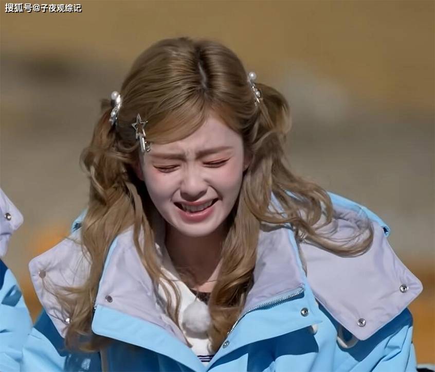 《奔跑吧》白鹿一哭封神，升旗时叫真性情，游戏里却说玩不起