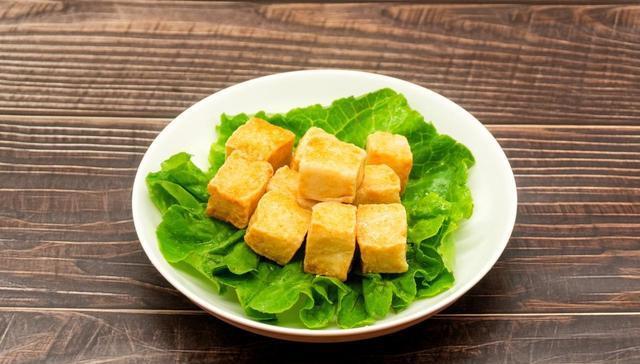 去吃火锅时，盘子里为啥都会垫上片生菜?店老板：懂的都是内行人