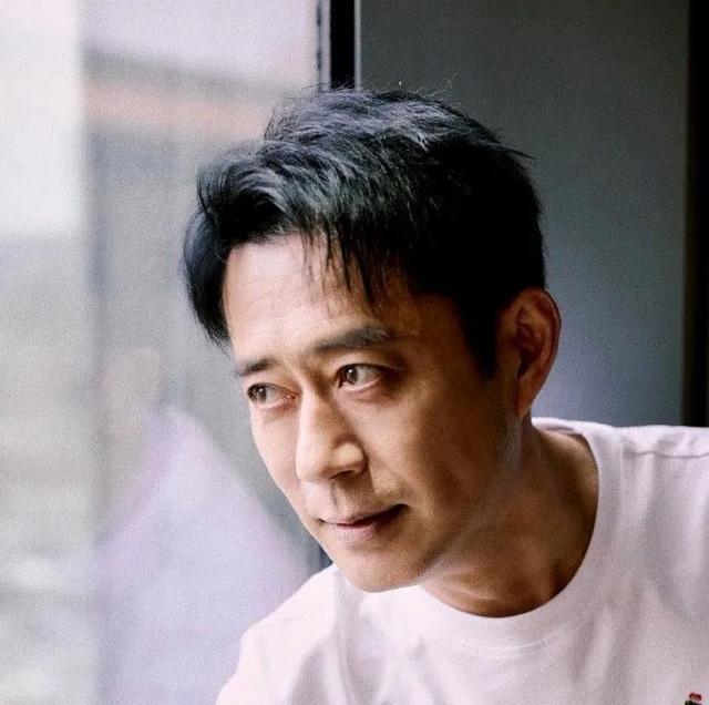 自曝离婚不到1年，53岁刘钧现状曝光，一人独住郊区别墅太孤单