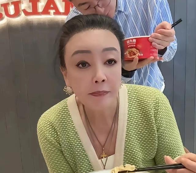 张兰终于开播了，被问喜欢男孩还是女孩？她回答既中肯又显情商