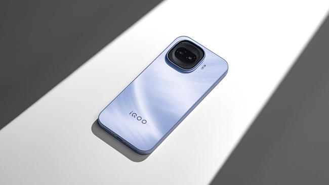 舒适手感与满血性能全都要： iQOO Z11 Turbo评测