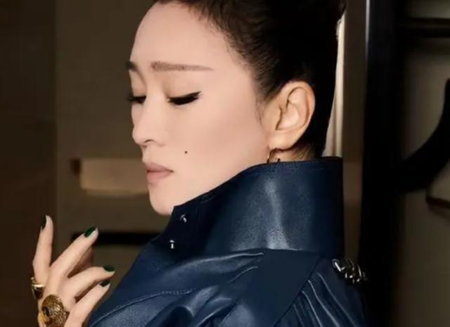这夜的LV，全程冷脸的巩俐睥睨众人，让大家见识到巩皇的江湖地位