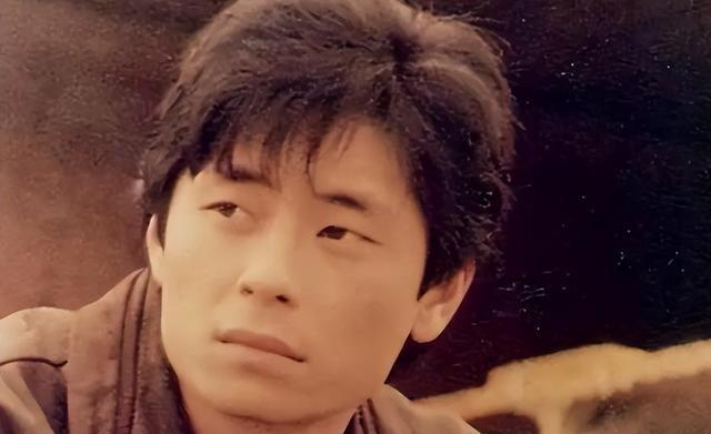 王杰：幼年惨遭抛弃，歌坛浪子的跌宕人生