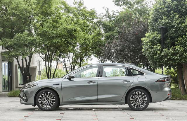 这款插混中型车售价不足9万起！轴距接近2米9，综合续航超2100Km