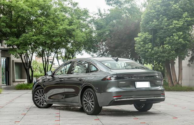 这款插混中型车售价不足9万起！轴距接近2米9，综合续航超2100Km