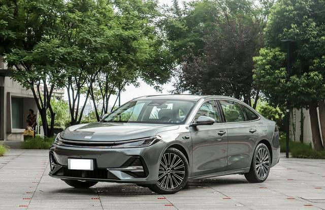 这款插混中型车售价不足9万起！轴距接近2米9，综合续航超2100Km