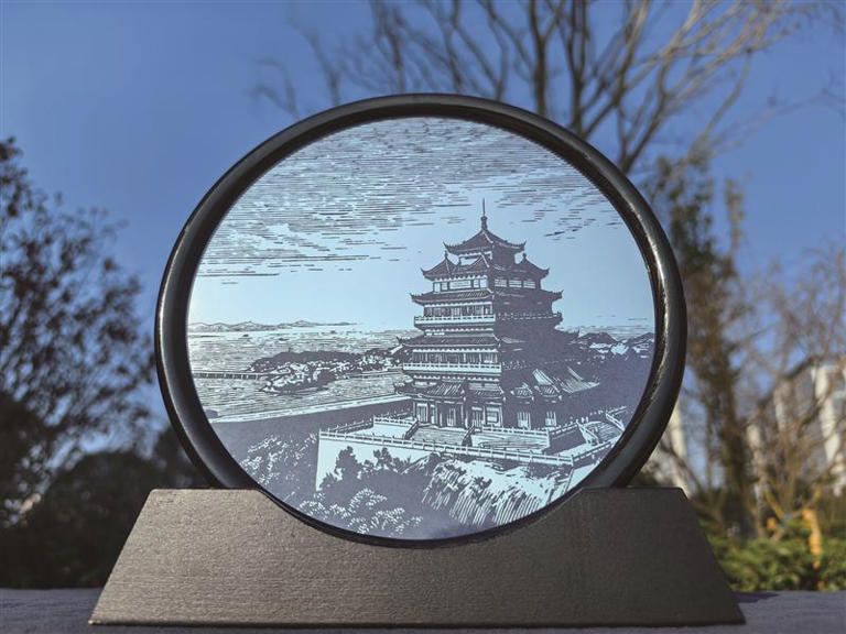 项之华：玻璃上刻画 指尖下生花