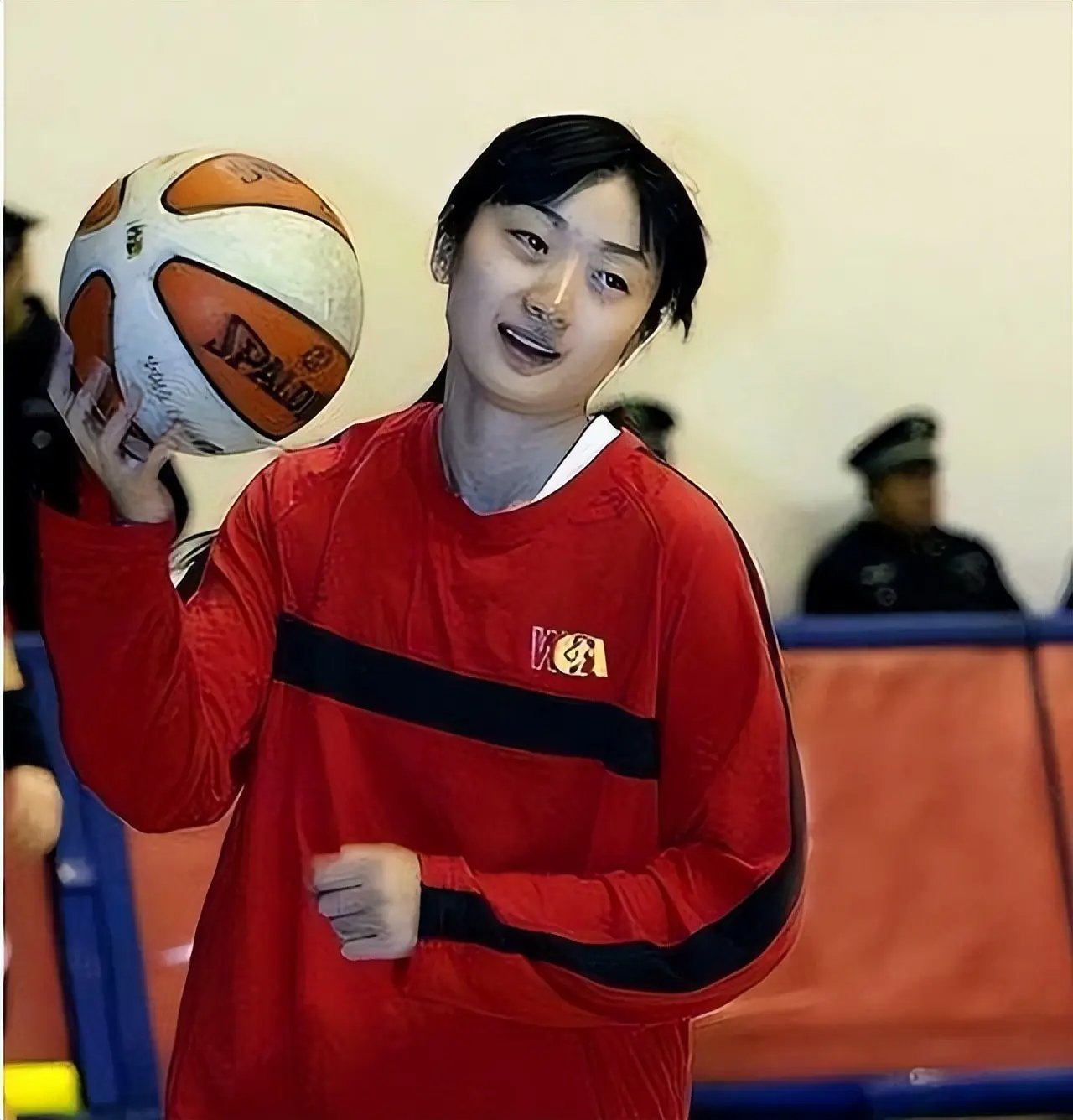 八一女篮王凡葬礼：郑海霞泣不成声，丈夫莫科一夜白头，今已再婚