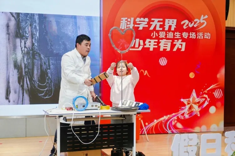 太酷了! 浙江科学老师“打铁花”火出圈，网友：别人家的老师