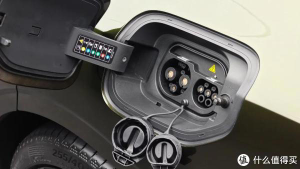 领克10 EM-P标配插混四驱+激光雷达，造型流畅，营造运动豪华气质