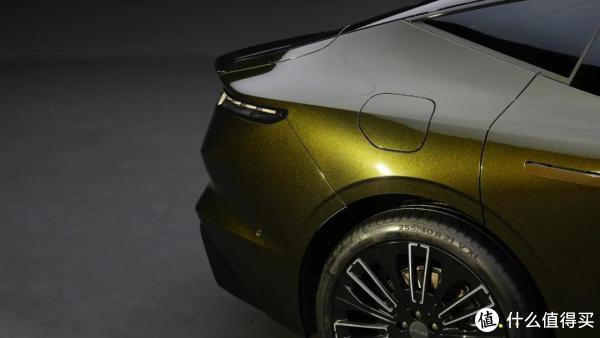 领克10 EM-P标配插混四驱+激光雷达，造型流畅，营造运动豪华气质