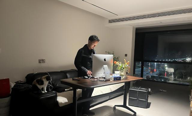 为啥越来越多年轻人喜欢把餐桌放客厅? 网友：比茶几香多了