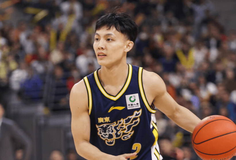 媒体人：徐杰的身高劣势在最后的这一攻一守间确实暴露无遗