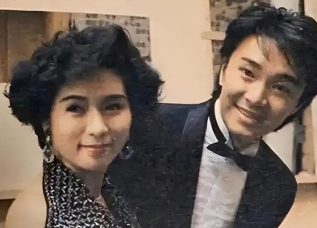周星驰63岁终身未娶，却把罗慧娟藏在心底整整33年