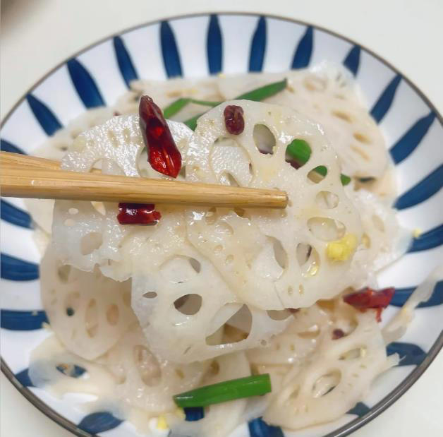 冬季，吃肉不如吃藕，试试这样炒着吃，清爽开胃，别不懂吃