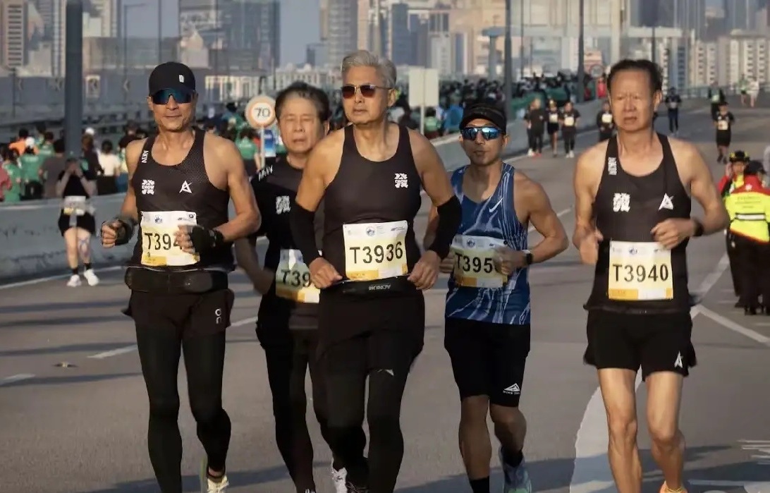 港星齐聚渣马！周润发领跑 10 公里郭晶