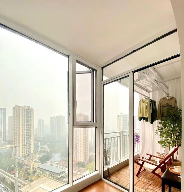 还在纠结阳台封不封? 聪明人选择“封一半，留一半”，太赞了!