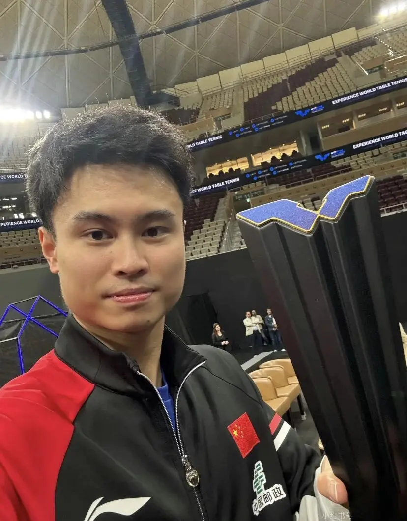 爆冷!28岁周启豪4-2逆袭夺冠，周启豪含泪谢王皓樊振东，大器晚成撑起国乒防线