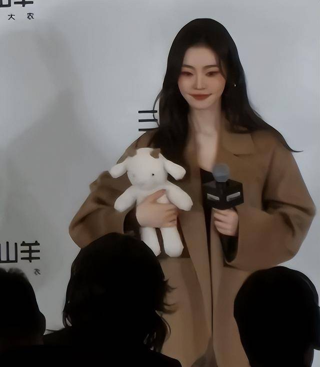 宋轶素颜现身机场，没了团队包装和滤镜，眼小还肿显憔悴像两个人