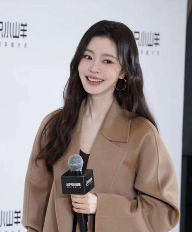 宋轶素颜现身机场，没了团队包装和滤镜，眼小还肿显憔悴像两个人