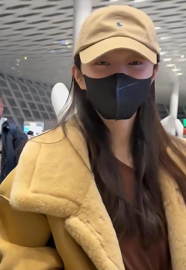 宋轶素颜现身机场，没了团队包装和滤镜，眼小还肿显憔悴像两个人