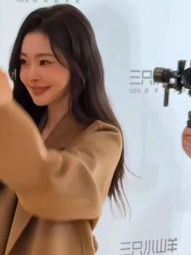 宋轶素颜现身机场，没了团队包装和滤镜，眼小还肿显憔悴像两个人