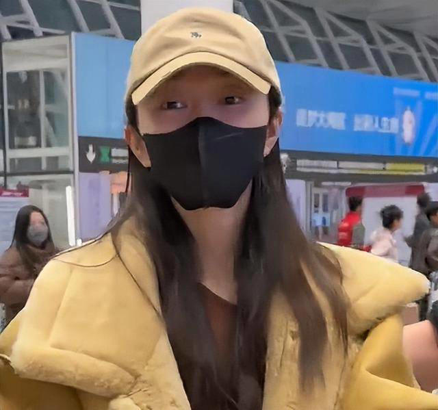 宋轶素颜现身机场，没了团队包装和滤镜，眼小还肿显憔悴像两个人