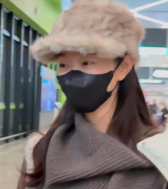 宋轶素颜现身机场，没了团队包装和滤镜，眼小还肿显憔悴像两个人