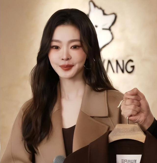 宋轶素颜现身机场，没了团队包装和滤镜，眼小还肿显憔悴像两个人