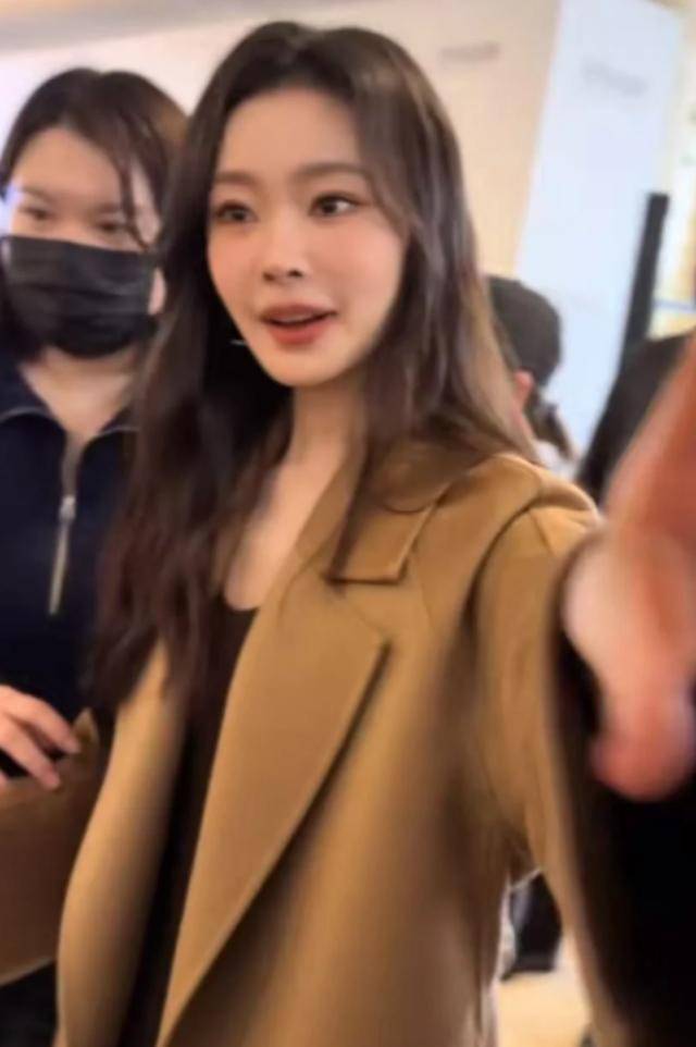 宋轶素颜现身机场，没了团队包装和滤镜，眼小还肿显憔悴像两个人