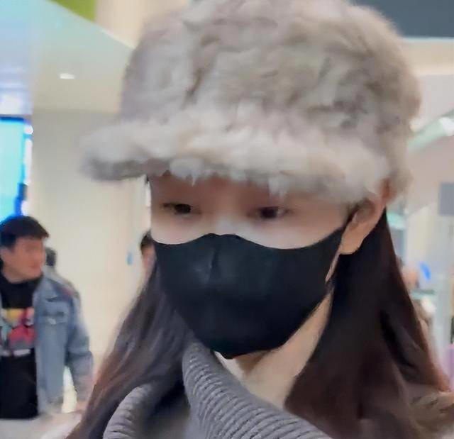 宋轶素颜现身机场，没了团队包装和滤镜，眼小还肿显憔悴像两个人