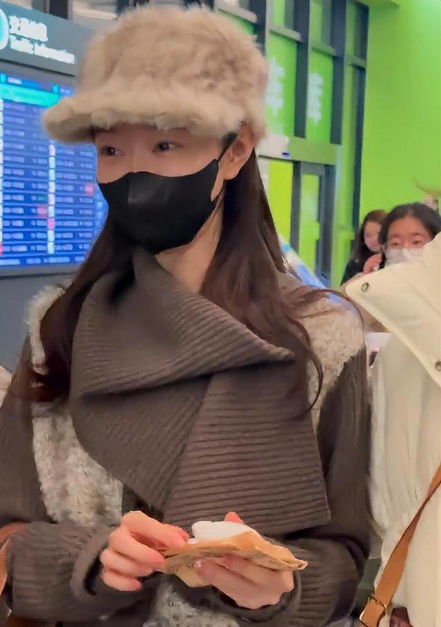 宋轶素颜现身机场，没了团队包装和滤镜，眼小还肿显憔悴像两个人