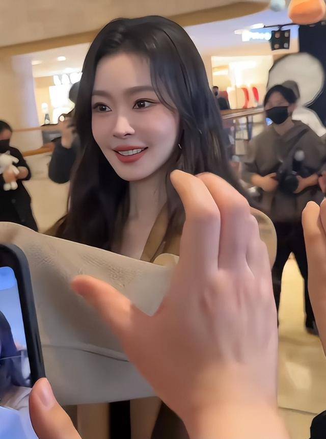 宋轶素颜现身机场，没了团队包装和滤镜，眼小还肿显憔悴像两个人